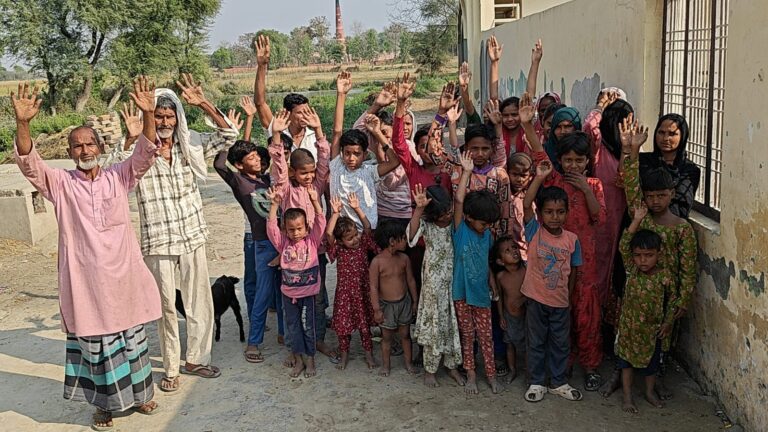 ग्रामीणों ने कच्ची सड़क की दुर्दशा को लेकर प्रशासन से उठाई पक्की सड़क निर्माण की मांग