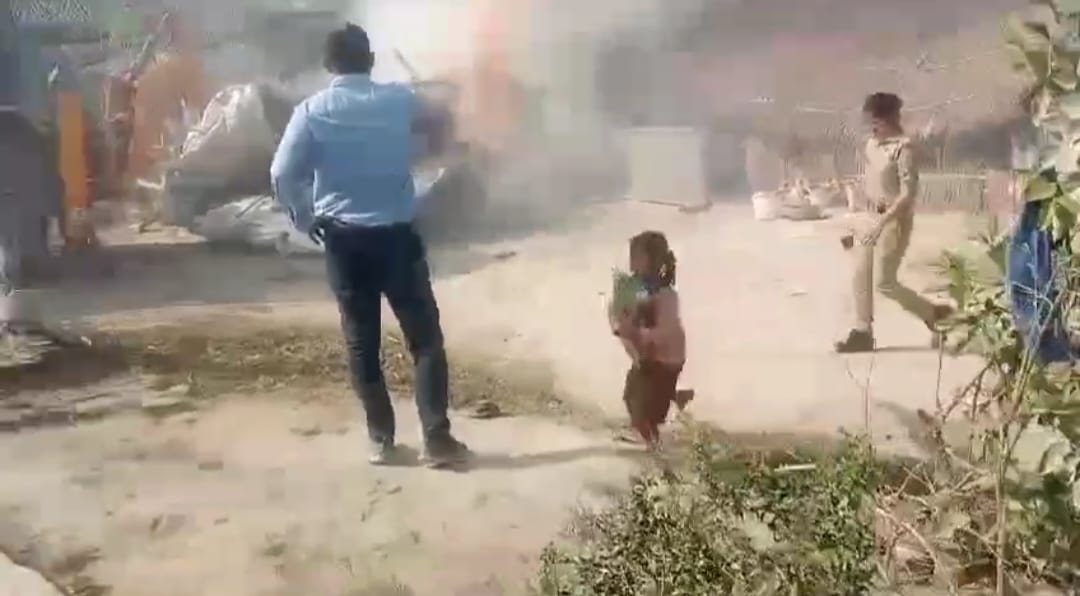 बुलडोजर की कार्रवाई और वायरल गर्ल अनन्या की गुहार ने मचाई सियासी हलचल