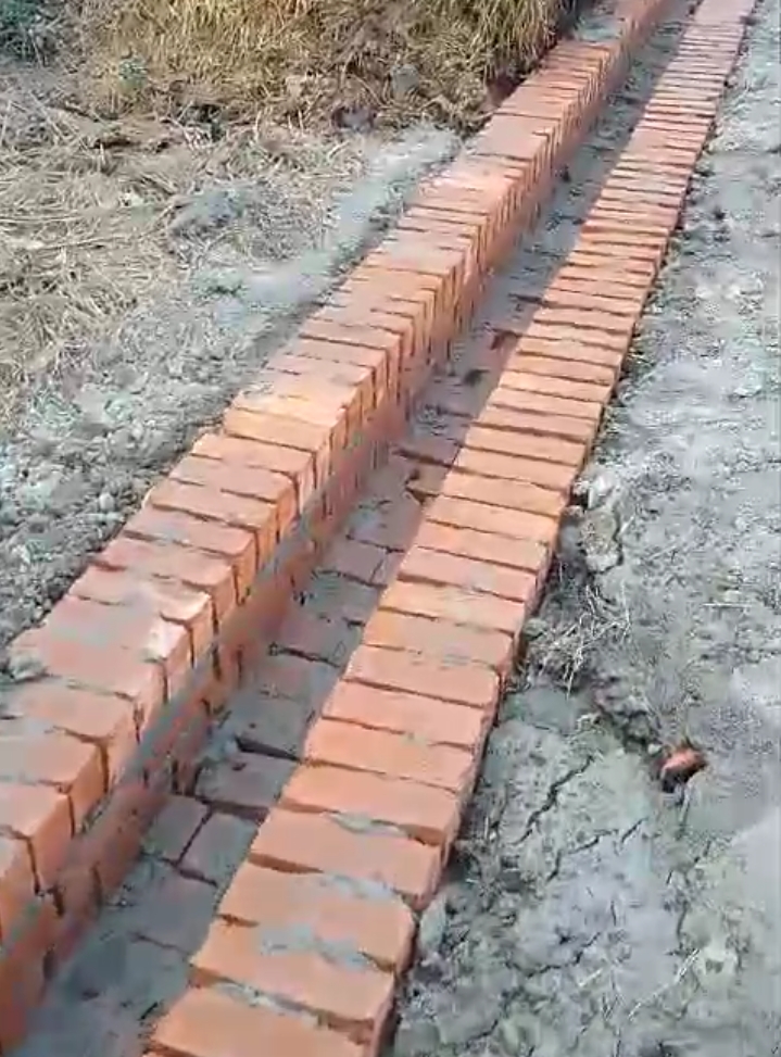 नाली निर्माण कार्य में घटिया ईट का प्रयोग, वार्ड वासियों में गुस्सा