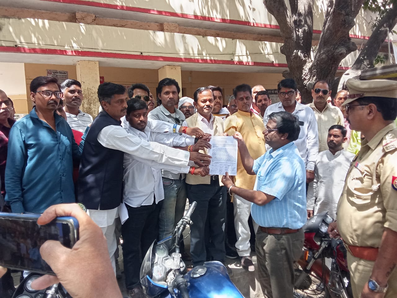 सपा सांसद रामजी सुमन के बयान पर आक्रोश, राष्ट्रपति को सौंपा गया ज्ञापन