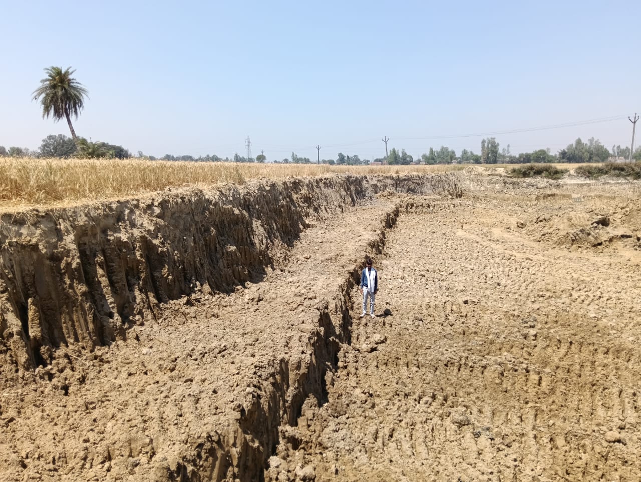 मानक से अधिक तालाब से निकाली जा रही मिट्टी, जिम्मेदार मौन