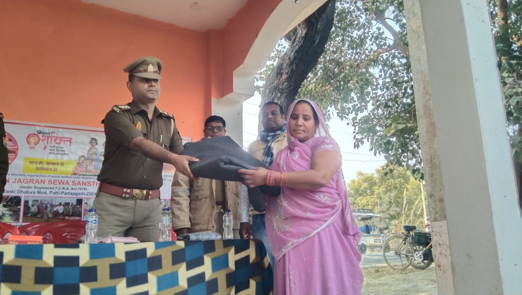 गरीबों को वितरित किया गया कंबल, खिल उठे चेहरे