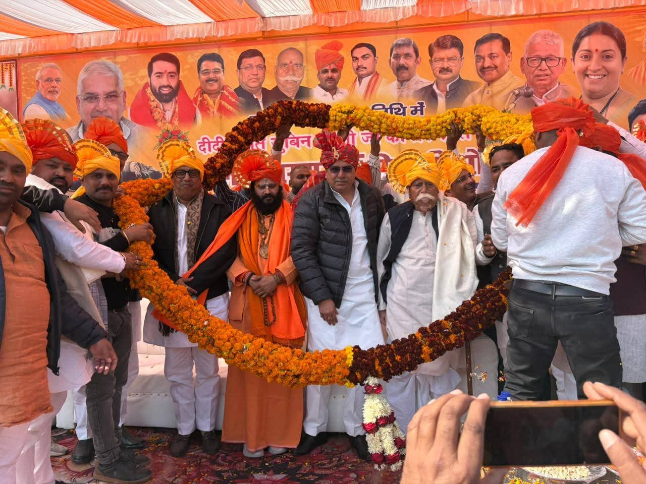 सेवा के मंच पर सियासत की आहट ! जगदीशपुर में कंबल वितरण बना मानवता का संदेश, विधायक की गैरहाजिरी ने बढ़ाई राजनीतिक चर्चा