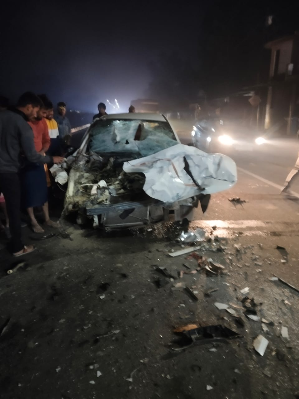 कार और ट्रैक्टर की जोरदार भिड़ंत, तीन युवक गंभीर रूप से घायल