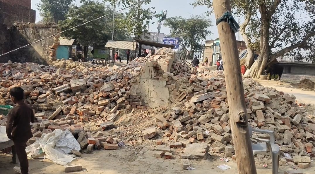 न्यायालय में वाद लंबित होने के बावजूद छप्परपोश मकान ढहाया, पीड़ित ने मुख्यमंत्री से की शिकायत