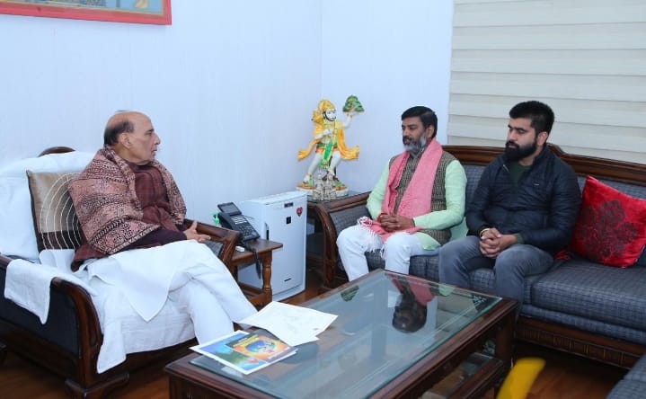 रक्षा मंत्री राजनाथ सिंह से मिले आलोक सिंह रोहित, अयोध्या के विकास कार्यों की दी जानकारी