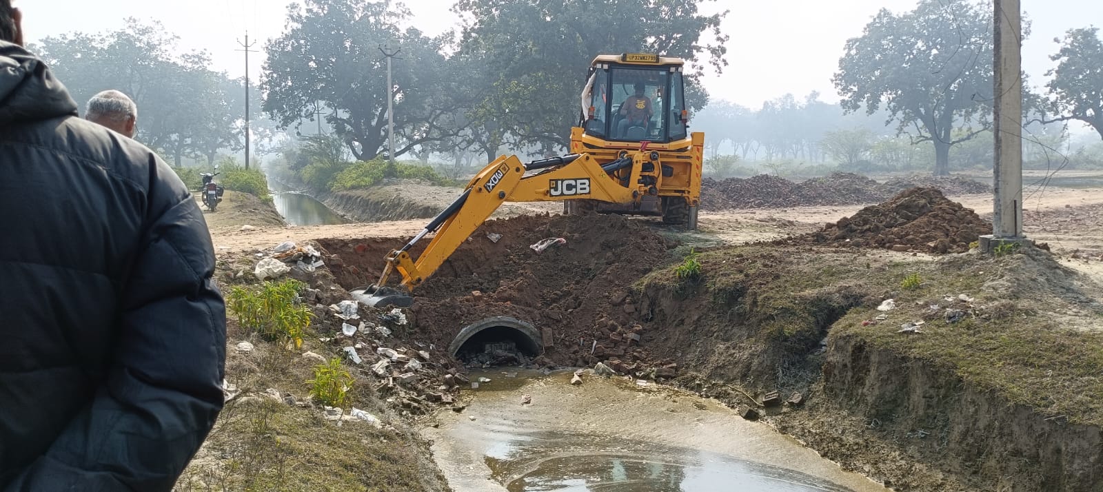 भू-माफियाओं पर चला बुलडोजर, नहर पाटकर बनाया गया अवैध रास्ता ध्वस्त……