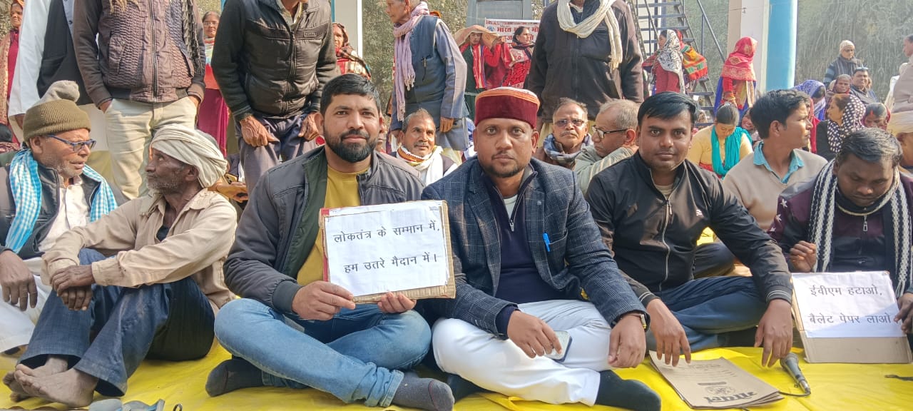 संविधान व लोकतंत्र की रक्षा के लिए सड़कों पर उतरा जनसमर्थन