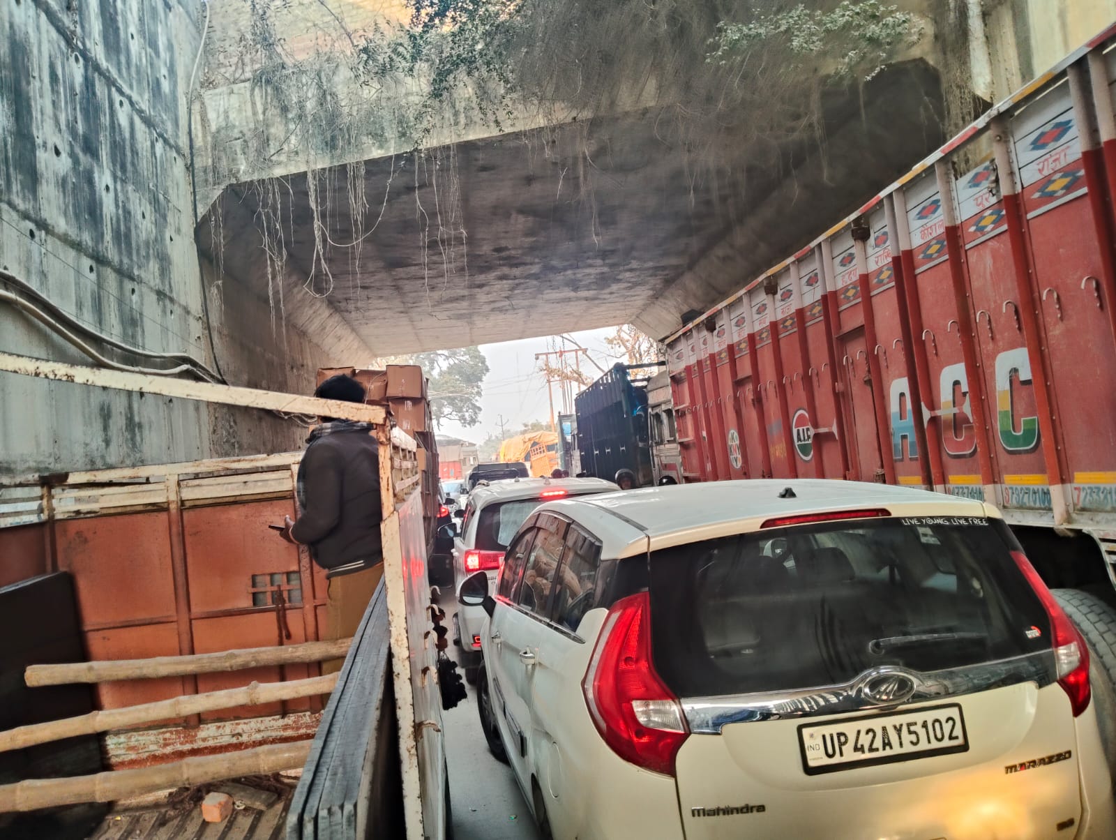 अयोध्या में भीषण जाम से जनजीवन अस्त-व्यस्त, गद्दोपुर एफसीआई गोदाम बना संकट का केंद्र