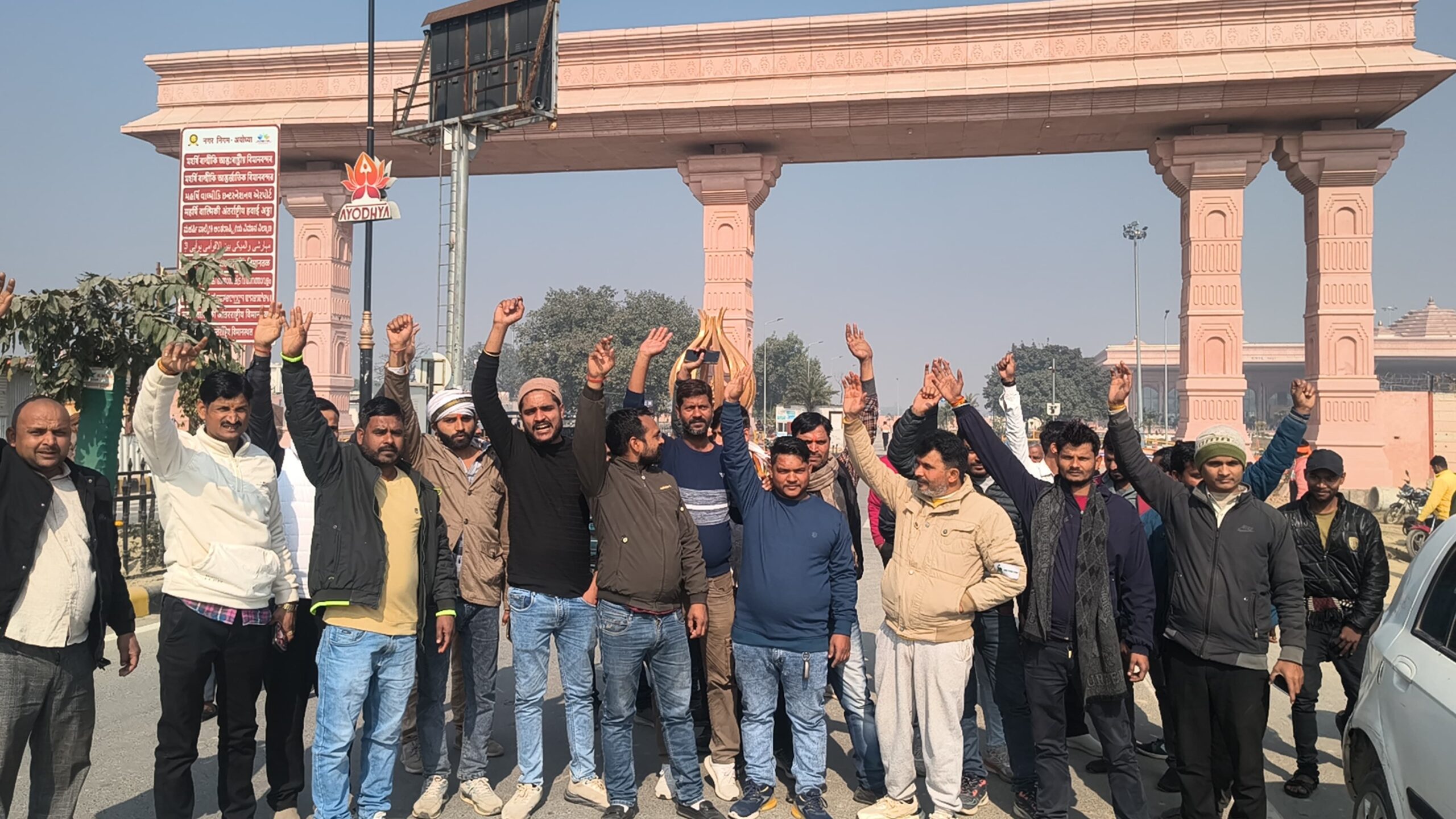 महर्षि वाल्मीकि अंतरराष्ट्रीय एयरपोर्ट पर टैक्सी चालकों का विरोध प्रदर्शन, पुलिस पर भेदभाव का आरोप