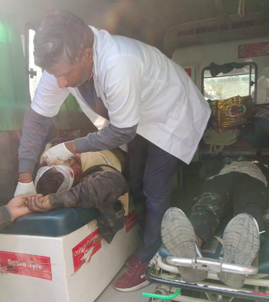 आमने-सामने से भिड़ीं दो मोटरसाइकिलें, दो युवक गंभीर रूप से घायल