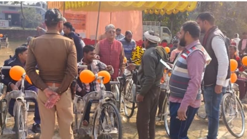 दिव्यांगजनों को मिली ट्राईसाईकिल, विधायक वेद प्रकाश गुप्ता ने किया वितरण
