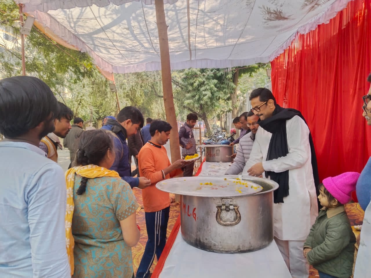 पिता की पुण्यतिथि पर आयोजित भंडारा, सामाजिक एकजुटता का दिया संदेश…….