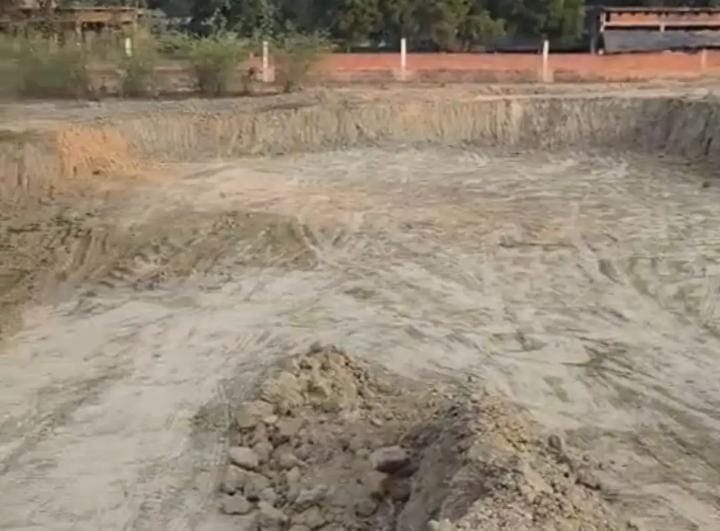 अवैध मिट्टी खनन का खुला खेल, 7 फीट गहरी खुदाई कर 15 लाख की मिट्टी चोरी