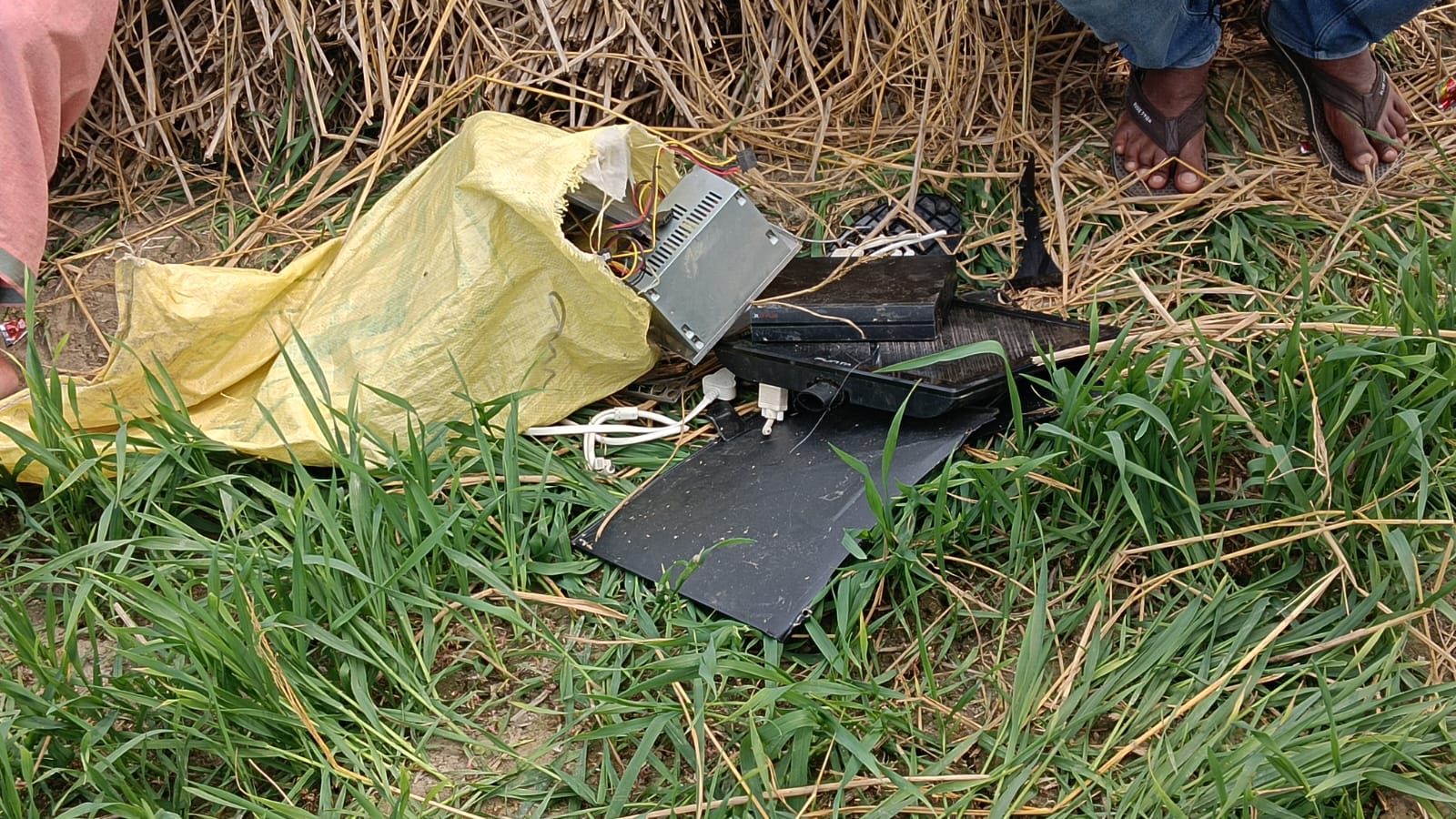 खजावां गांव में हुई चोरी का डीवीआर खेत से बरामद, पुलिस ने लिया कब्जे में