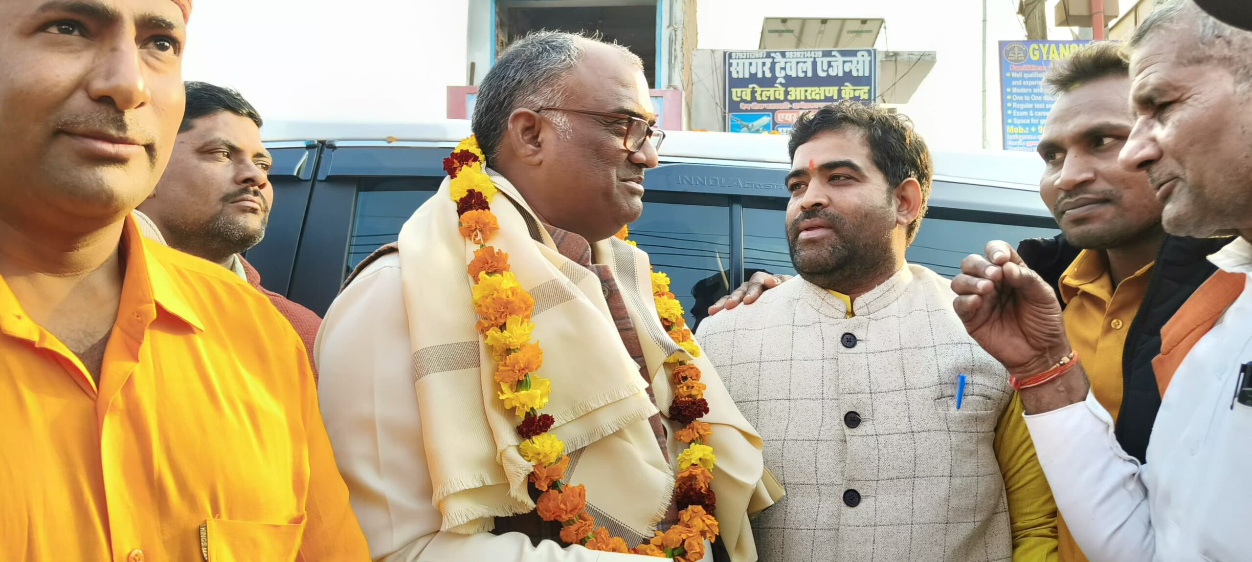 व्यापारियों ने खेल राज्यमंत्री गिरीश चंद्र यादव को सौंपा ज्ञापन, बस संचालन बहाल करने की मांग