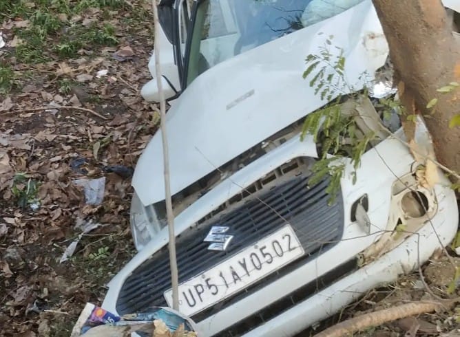 गौर–बभनान मार्ग पर बड़ा हादसा, शिक्षकों की कार पेड़ से टकराई, पांच घायल