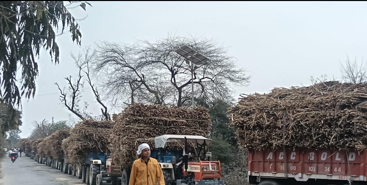 चीनी मिल की लापरवाही से मिझौडा मार्ग पर दो दिनों से भीषण जाम, राहगीर बेहाल