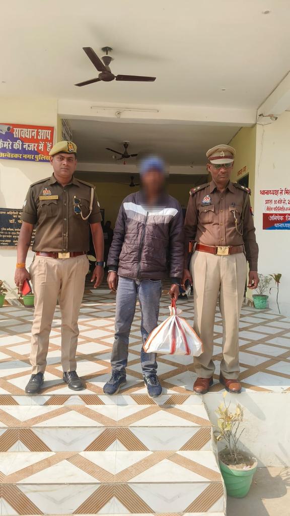 18 पाउच अवैध देशी शराब के साथ एक को दबोचा