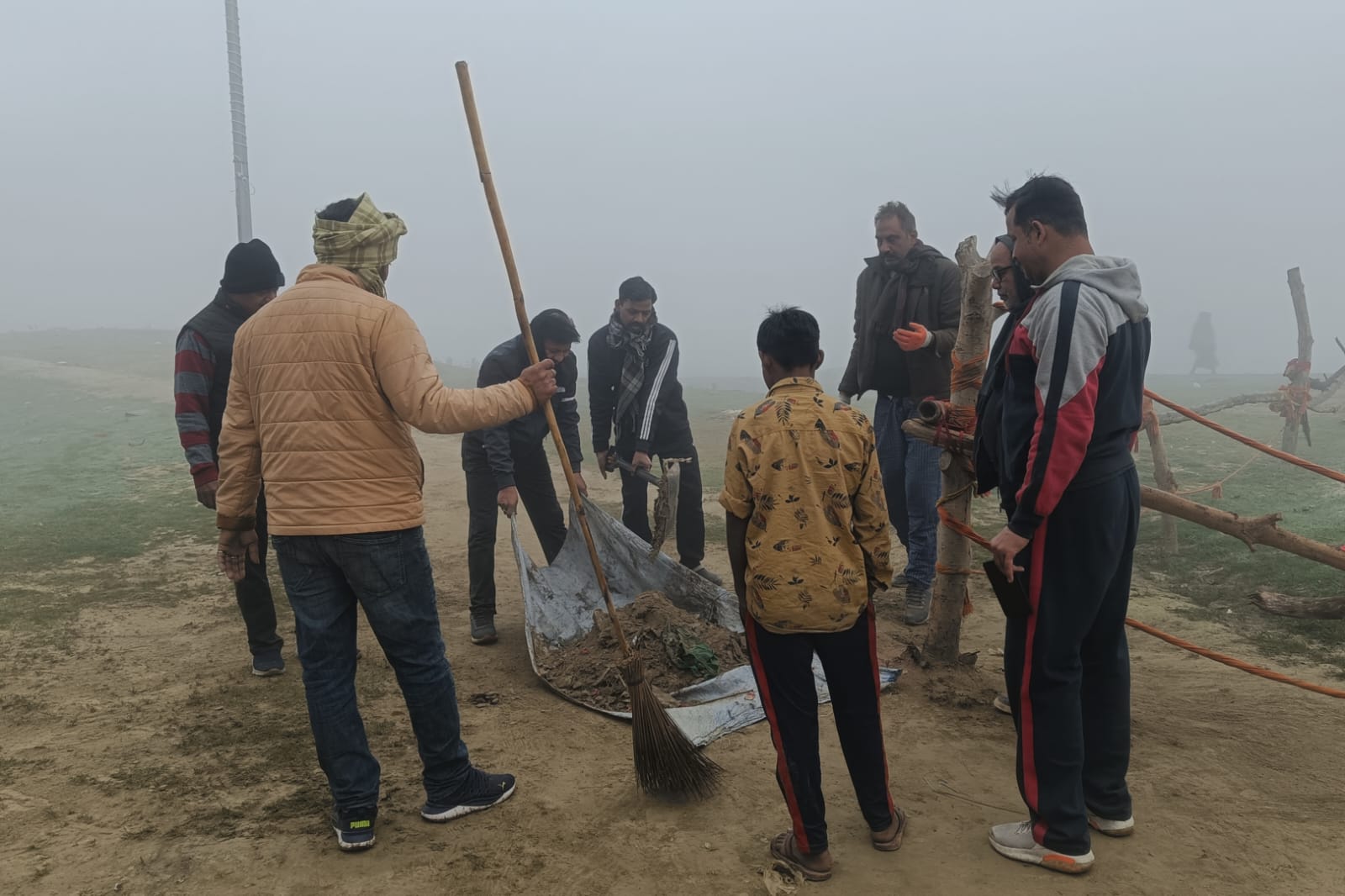 सीताकुंड धाम पर गोमती मित्र मंडल का श्रमदान, संत रविदास को श्रद्धांजलि अर्पित कर चलाया स्वच्छता अभियान