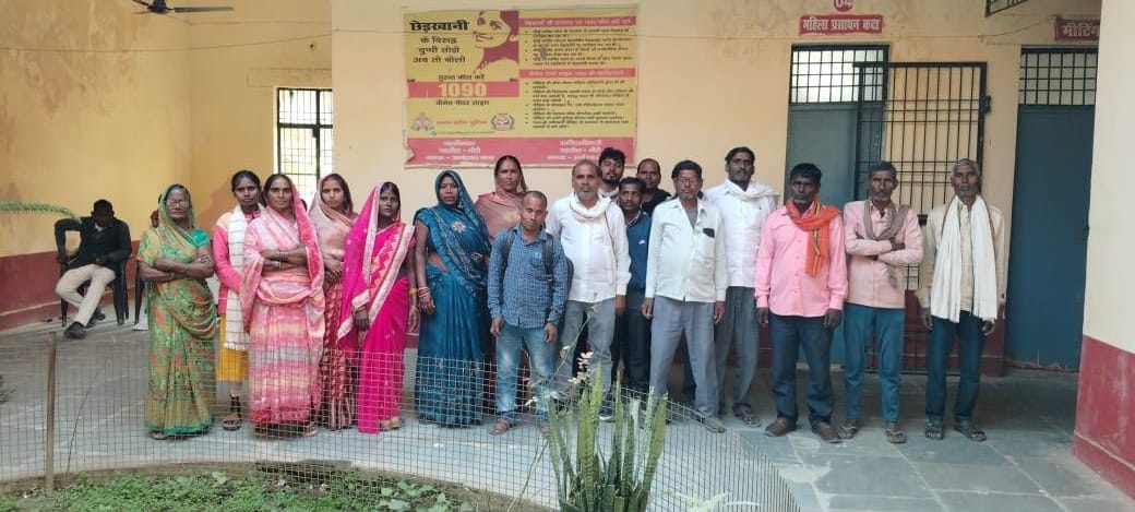 तालाब की नीलामी निरस्त कराने की मांग को लेकर ग्रामीणों ने जिलाधिकारी को सौंपा शिकायती पत्र