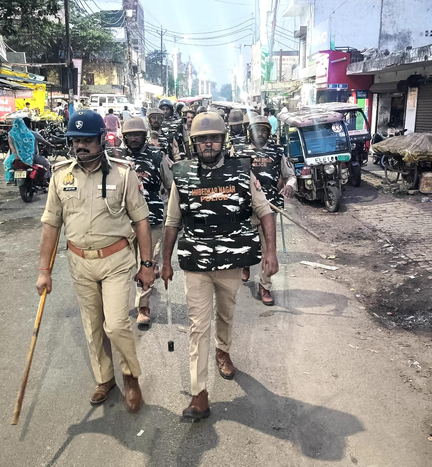 शांति व्यवस्था को लेकर बसखारी थानाध्यक्ष सुनील पांडेय ने किया फ्लैग मार्च