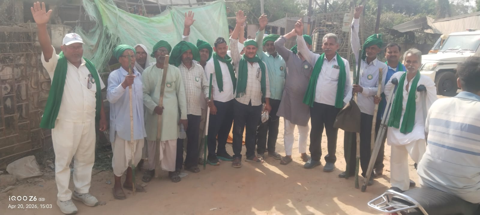 विद्युत समस्याओं को लेकर किसान यूनियन का धरना, अधिकारियों से तीखी नोकझोंक के बाद सौंपा ज्ञापन