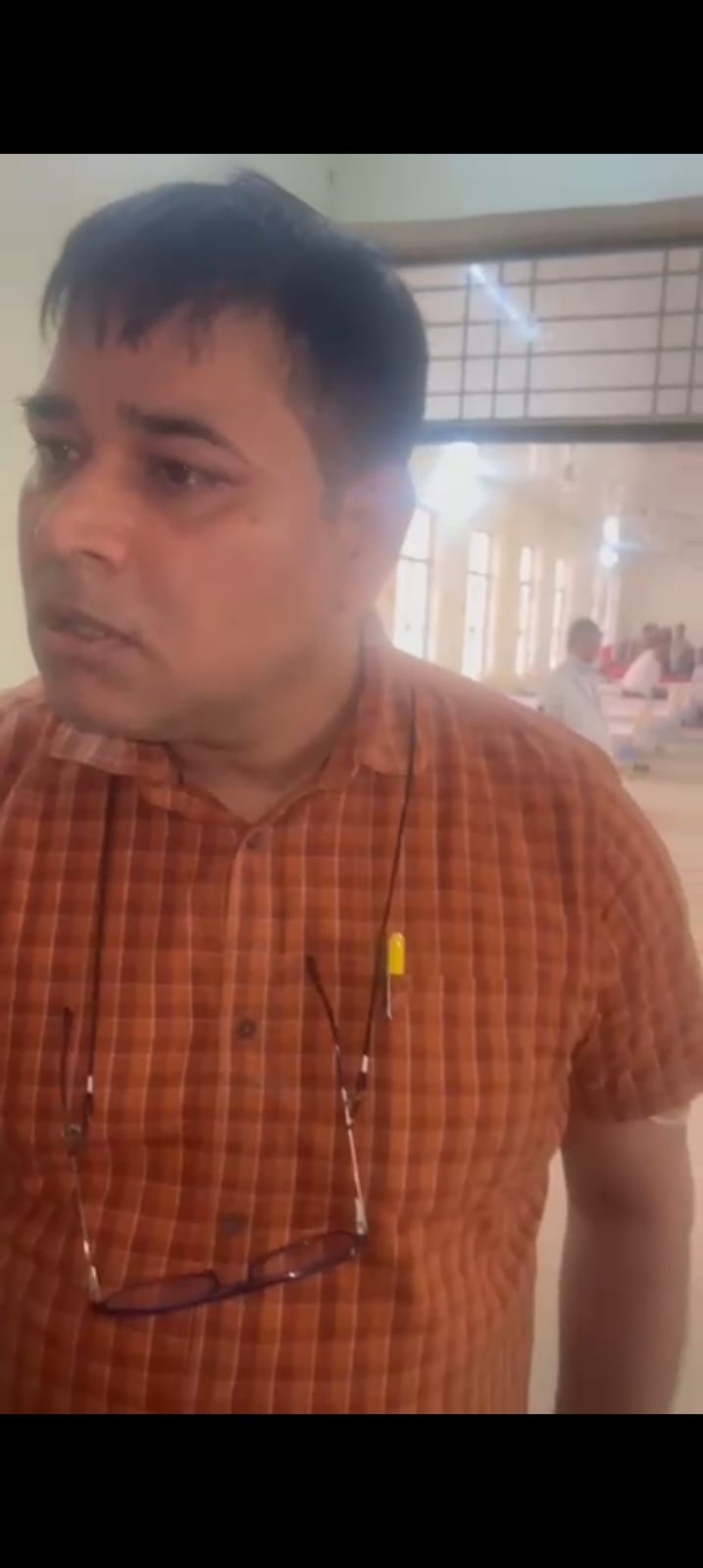 बस्ती में डॉक्टर की दबंगई! रेफर मांगने पर भड़के, परिवार को दी धमकी—वीडियो वायरल