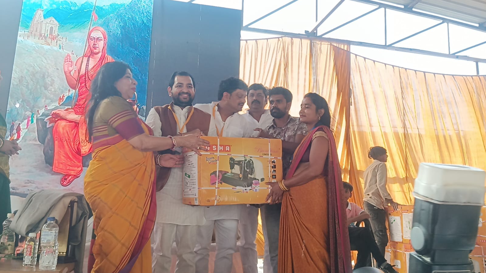 समाजसेवी ने महिलाओं को वितरित किया सिलाई मशीन