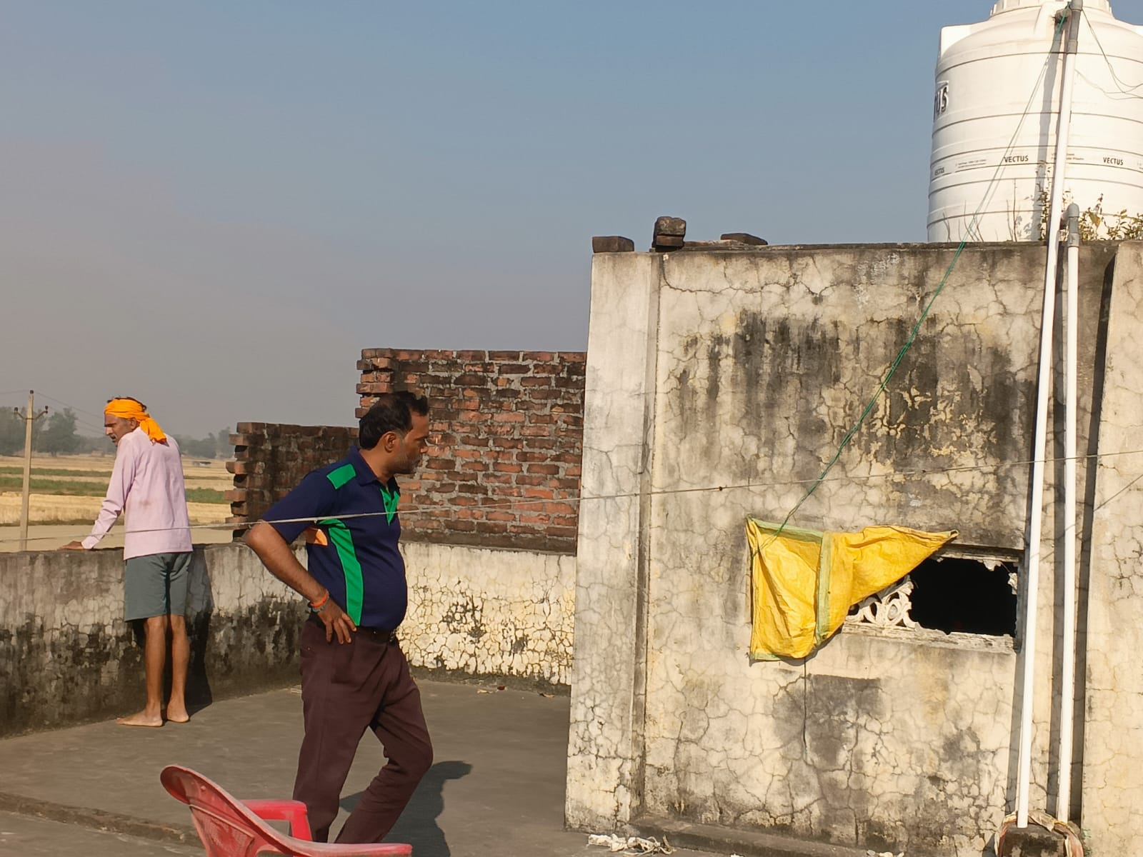 सेंध लगाकर घर में घुसे चोर, लाखों के जेवर-नकदी पार