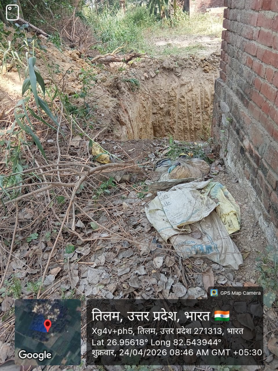 जमीन विवाद में दबंगों का आतंक, पुरानी नींव उखाड़ शौचालय निर्माण का आरोप