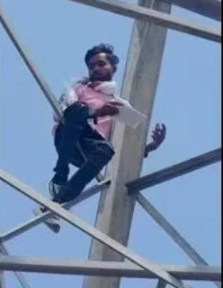 प्रेम प्रसंग में बवाल — शादीशुदा युवक हाईटेंशन पोल पर चढ़ा, पुलिस ने घंटों बाद बचाया