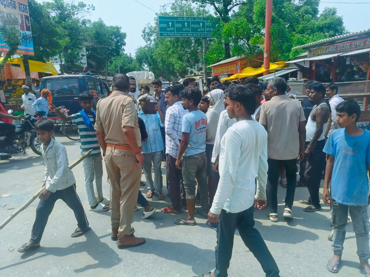 आम के पैसे मांगना पड़ा भारी, फल विक्रेता और परिजनों से मारपीट का आरोप