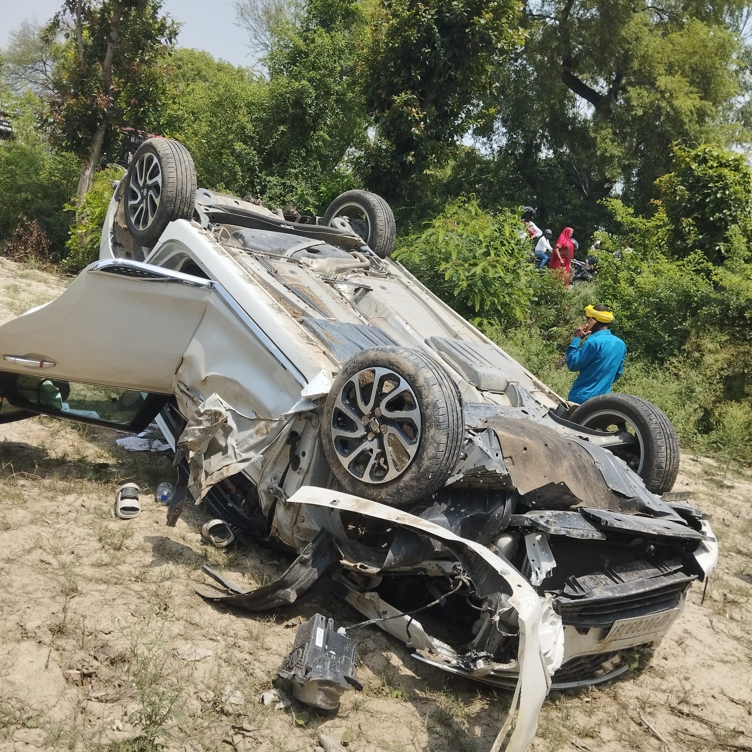 तेज रफ्तार का कहर कार पेड से टकरा कर खेत में गिरी, महिला घायल अफरा तफरी का माहौल