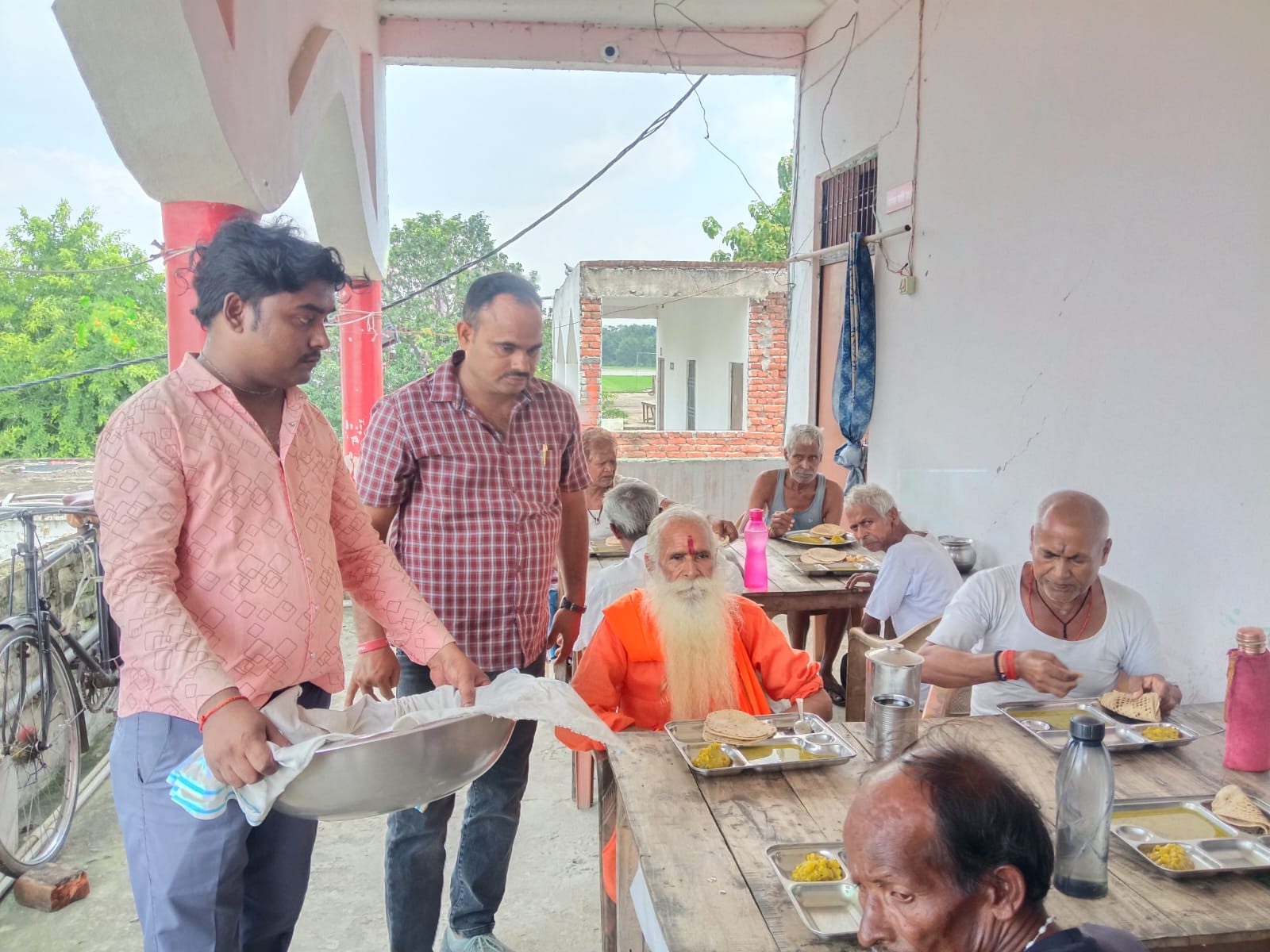 वृद्धाश्रम पहुंचकर बुजुर्गों को कराया पौष्टिक भोजन, लिया आशीर्वाद