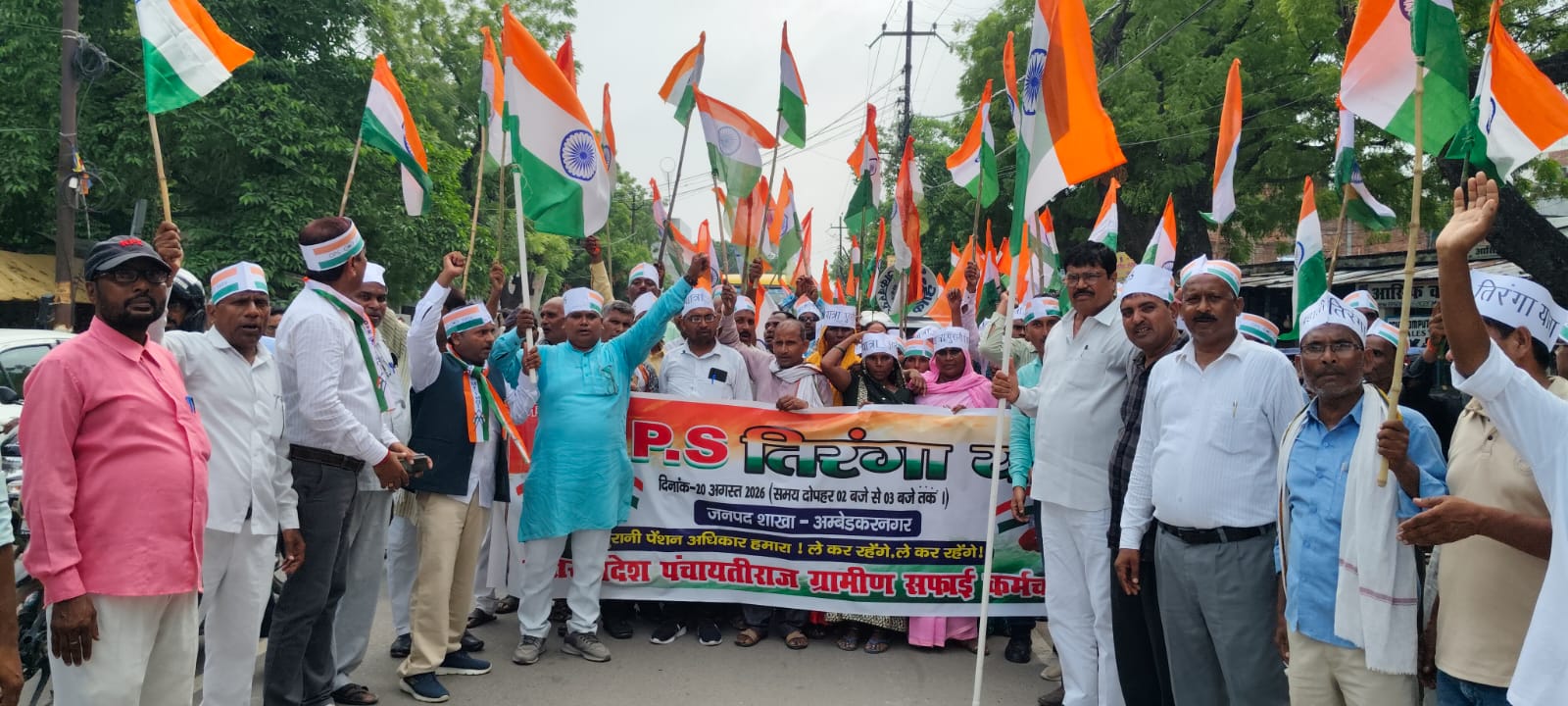 ग्रामीण सफाई कर्मचारियों ने निकाला ओपीएस तिरंगा यात्रा