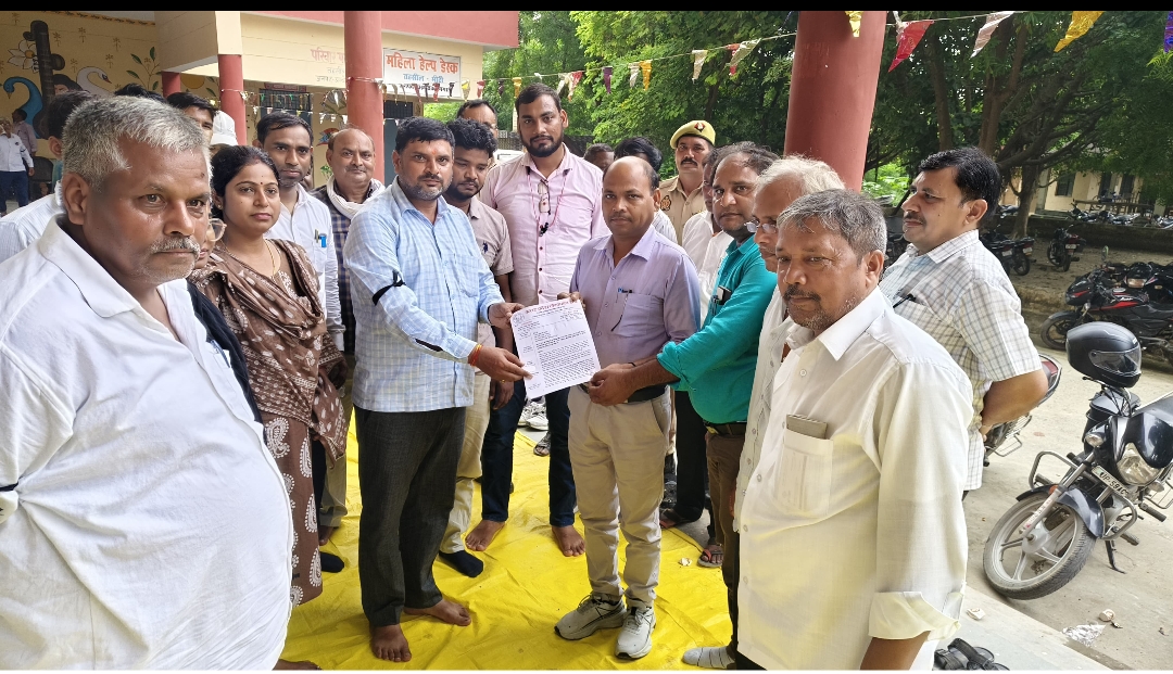 एंटी करप्शन कार्रवाई के विरोध में लेखपाल संघ का धरना, तहसीलदार को सौंपा ज्ञापन