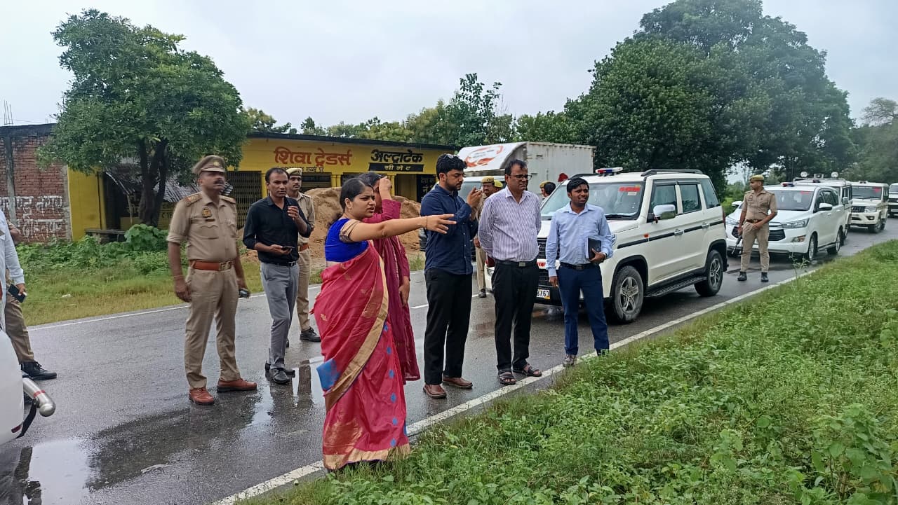बारिश से बेहाल फसलों का डीएम-एसपी ने लिया जायजा