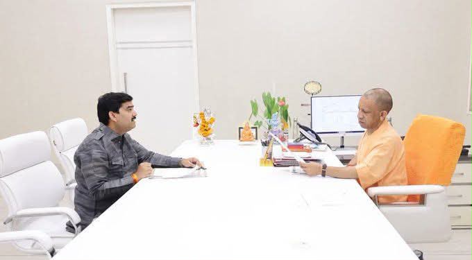 मुख्यमंत्री योगी आदित्यनाथ से मिले पूर्व विधायक बाबा गोरखनाथ, क्षेत्रीय समस्याओं के शीघ्र समाधान की उठाई मांग